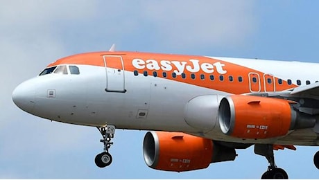 Dirottato a Bari un aereo Easyjet diretto a Londra. «Una 16enne ha tentato di aprire il portellone»