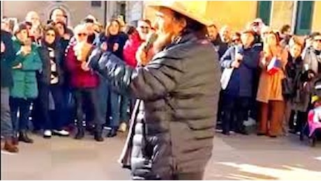 Albano si finge cantante di strada in Piazza Duomo a Lecce per una trasmissione in arrivo su Rai1