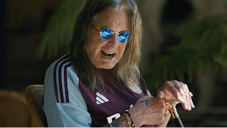 L'Aston Villa presenta la nuova maglia con Ozzy Osbourne, protagonista di un video bellissimo