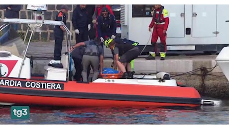Portato a terra il corpo del sub morto durante i lavori di recupero del Bayesan