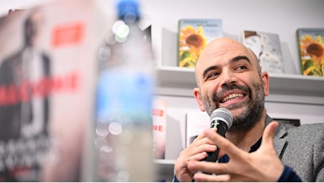 Roberto Saviano a Francoforte: “Orbán è il modello di Meloni, siamo dentro una democratura”