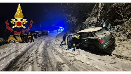 Nevicata notturna con disagi: a Varese 30 interventi dei vigili del fuoco