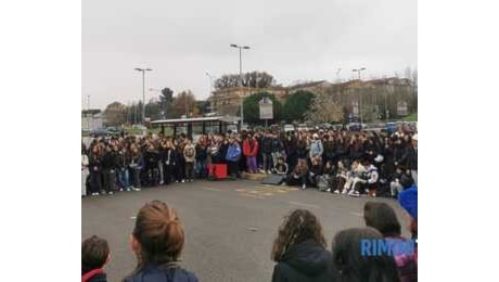 Clima infuocato al Serpieri, studenti in sciopero contro la preside: 'I genitori ci appoggiano'