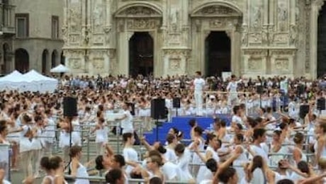 Lo straordinario immagini Ballo in bianco di Roberto Bolle