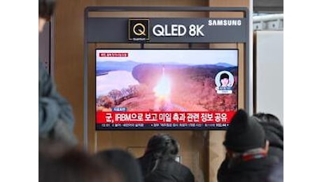 Nordcorea, Kim annuncia: 'Testato nuovo missile balistico ipersonico'