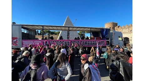 Bruciata foto Valditara prima del corteo delle donne a Roma