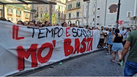 Scampia, sfollati in piazza: “Chiediamo case e dignità”. Il Comune di Napoli attiva un fondo e apre alle donazioni