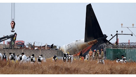 Corea del Sud, aereo si schianta in fase di atterraggio a Muan: almeno 176 morti, 2 superstiti