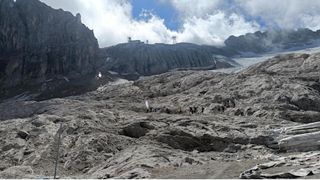 “Qui la fusione accelera”. La spedizione di prof e allievi in marcia sulla Marmolada, il ghiacciaio dolente