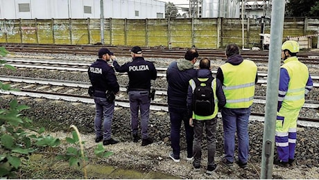 Operaio muore travolto da un treno. Ritardi e polemiche sulla sicurezza, ancora caos sui binari