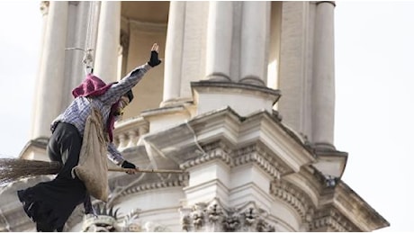 Piazza Navona, la Befana «vola» con i vigili del fuoco. Gualtieri: «Ci ha portato dolci ma anche carbone»