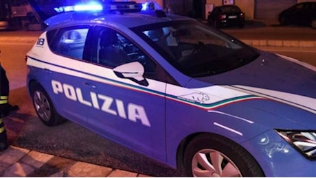 Napoli, sale a bordo pensando sia un taxi ma il conducente la molesta: si lancia da auto in corsa per sfuggire agli abusi