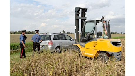 Muore schiacciato dalla sua auto a 34 anni, tragedia nel Ferrarese