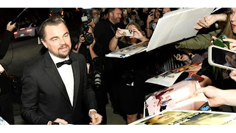 Leonardo DiCaprio festeggia i 50 anni con Vittoria Ceretti e una parata di star