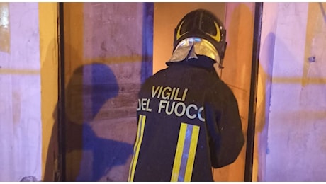 Napoli, incendio in un B&B in Piazza Municipio: muore una ragazza