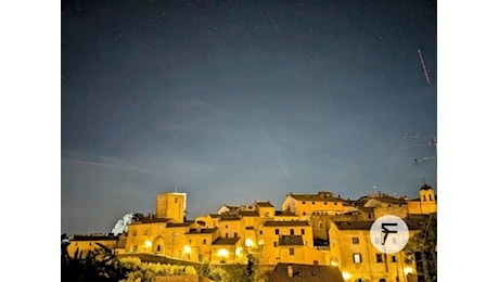 La cometa e Tuscania in un’unica, magica, foto