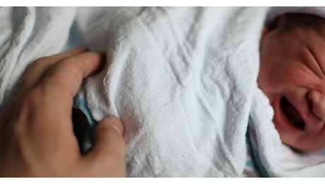 Intossicati da monossido di carbonio, il neonato lancia l'allarme