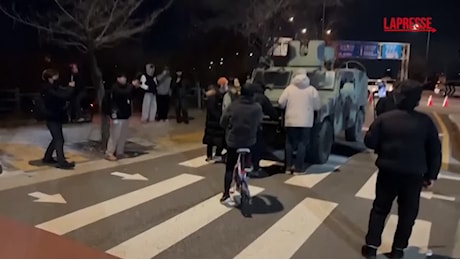 VIDEO Corea del Sud, manifestanti bloccano mezzo blindato