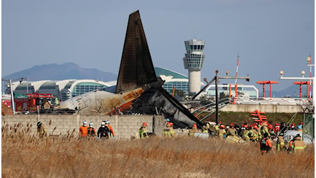 Aereo si schianta all'atterraggio in Corea del Sud e prende fuoco, decine di morti nell'incidente