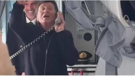 Gianni Morandi canta in aereo per i suoi 80 anni: il viaggio a Lisbona per vedere il Benfica-Bologna di Champions