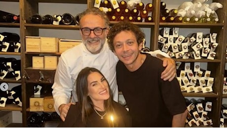 Valentino Rossi, il compleanno della compagna Francesca: cena da Bottura e regalo deluxe