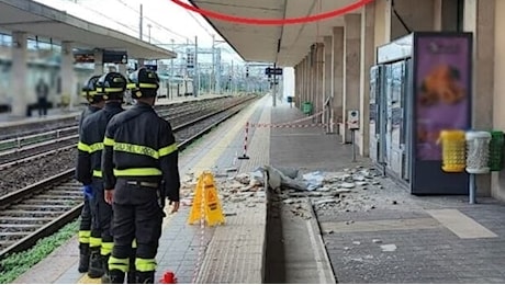 Mentre aspetta il treno crolla la pensilina della stazione e viene travolto dai calcinacci