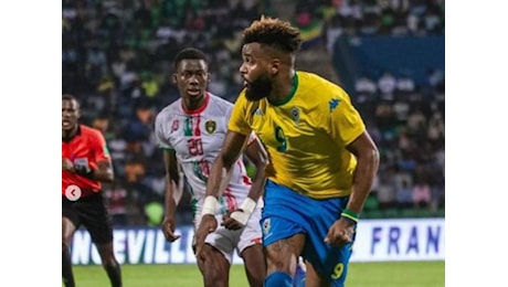 Aaron Boupendza morto a 28 anni: precipitato dall'11° piano l'attaccante del Gabon