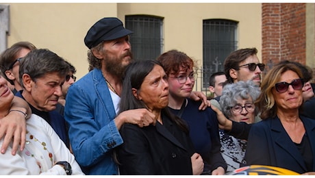 Luca Salvadori, i funerali a Milano per il pilota e youtuber morto a 32 anni: il cordoglio di Jovanotti e Morandi