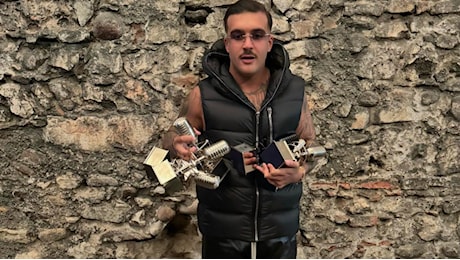 Geolier trionfa ai Tim Music Awards 2024: combatte il freddo col bomber smanicato da quasi 2mila euro