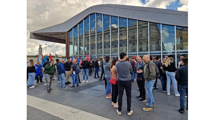 Ritardi, cancellazioni e una “buona adesione” allo sciopero delle ferrovie. Presidio a Roma Termini - Agenzia Dire Ritardi, cancellazioni e una “buona adesione” allo sciopero delle ferrovie. Presidio a Roma Termini - Agenzia Dire