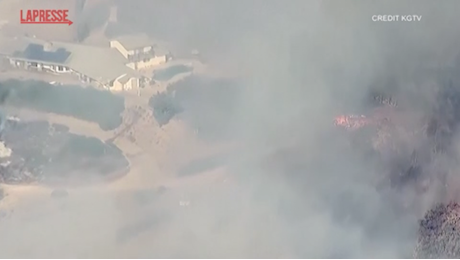 VIDEO California, incendi nel sud: le fiamme riprese dall'alto