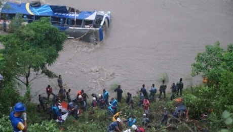 Nepal, frana travolge due bus: 66 dispersi | FOTO