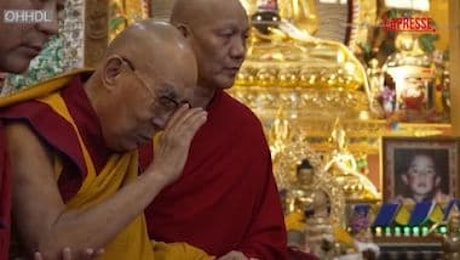 Terremoto in Tibet, migliaia di persone alla cerimonia del Dalai Lama per commemorare le vittime