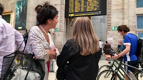 Bologna, caos in stazione: guasto a Roma, treni in tilt anche sotto le Due Torri