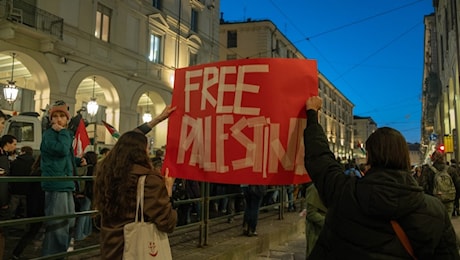 Ancora divieti ai cortei per la Palestina: a Torino vietata anche una fiaccolata