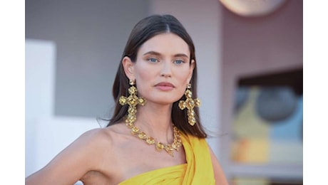 Bianca Balti mostra l’enorme cicatrice dopo la rimozione del tumore: «La vita è bella»