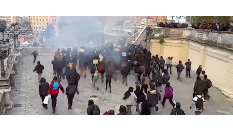 Bologna, corteo degli antagonisti forza blocco, scontri con polizia – Il video