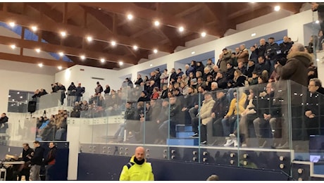 Acqua, il commissario per l'emergenza Bardi diserta l'incontro con sindaci e cittadini. Fischi e contestazioni dalla platea del palazzetto di Avigliano