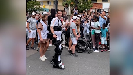 Parigi 2024, il tennista con paraplegia Kevin Piette porta la fiamma olimpica grazie al suo esoscheletro