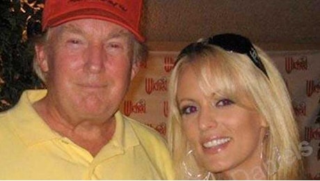 Trump, rinviato processo per il caso Stormy Daniels (ma le accuse sono destinate a cadere)