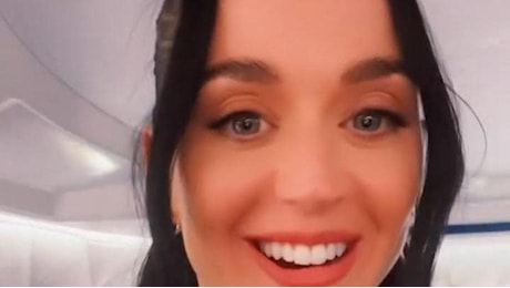 Katy Perry: Canterò nello spazio. E mostra la navicella Blue Origin su cui viaggerà