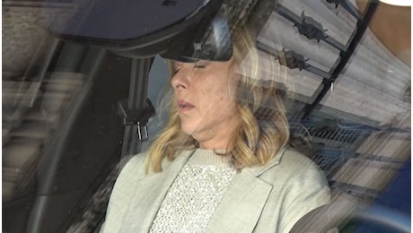 Giorgia Meloni affaticata dopo il Question Time al Senato, sale in auto e chiude gli occhi: il video