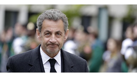 Sarkozy condannato a 3 anni, 1 con braccialetto elettronico: Sono innocente