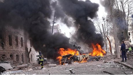 Dopo la strage Zelensky destituisce il governatore di Sumy. Il giallo della cerimonia militare