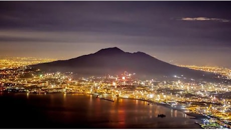 Capodanno 2025: l’incredibile spettacolo dei fuochi d’artificio nel video Napoli Explosion