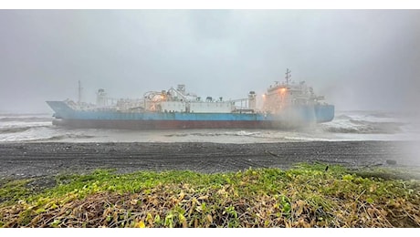 Tifone Gaemi fa affondare una petroliera al largo delle Filippine. In Cina evacuate 240mila persone