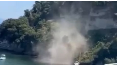 Terremoto Campi Flegrei, frana un costone di roccia a Bacoli: spiaggia evacuata