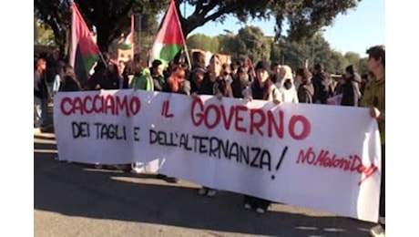 Corteo di studenti a Roma contro le politiche di Valditara e Meloni