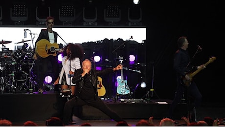 Simple Minds, il rock non invecchia: Jim Kerr infiamma il pubblico dell'Auditorium. E stasera si replica