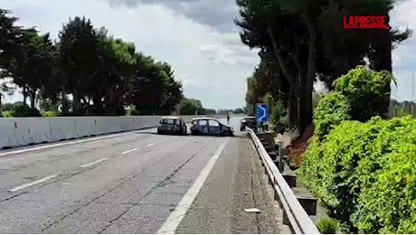VIDEO Brindisi, rapina a portavalori: auto in fiamme e strada bloccata- LaPresse